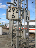 Hektometertafeln im Bahnhof Altona